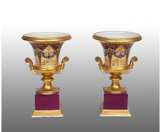Coppia di vasi antichi a cratere Impero Francese in porcellana policroma. Periodo XIX secolo.