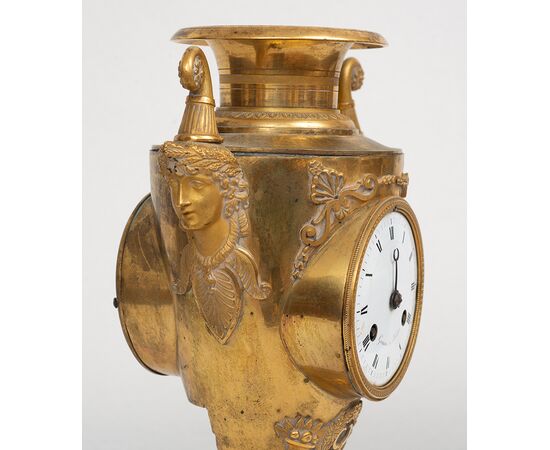 Orologio antico Impero francese in bronzo dorato finemente cesellato. Periodo inizio XIX secolo.