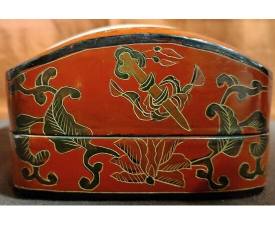 antico cofanetto legno. decori cinesi