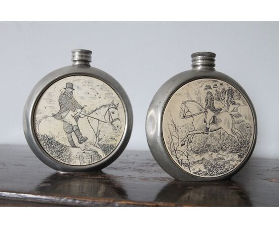 Coppia di antichi porta liquori inglesi XIX sec in argento Sheffield e disegni incisi 