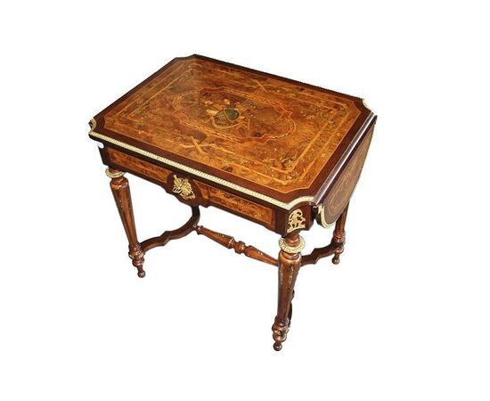 Prezioso tavolino con alette Luigi XVI del 1800 riccamente intarsiato