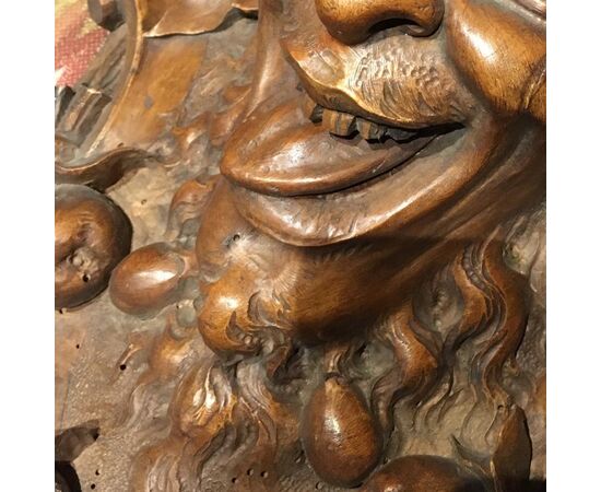 Mensola intagliata in legno di noce raffigurante testa di satiro