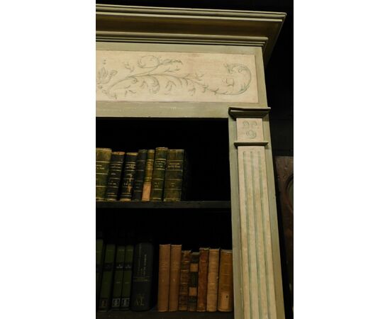 LIB142 - N. 4 librerie laccate e dipinte, epoca '800, mis. cm L 142 x H 268