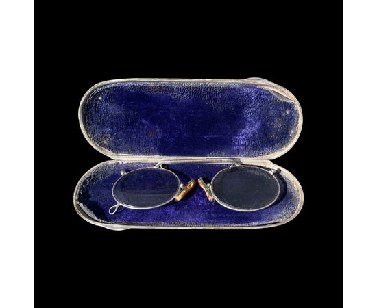 Scatola porta occhiali in argento con occhiali.Punzone Birmingham 1920.