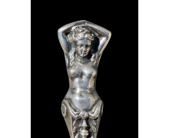 Tagliacarte in argento e madreperla raffigurante figura neoclassica.
