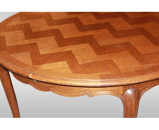 Tavolo provenzale circolare allungabile di inizio 1900 in legno di rovere con piano parquettato