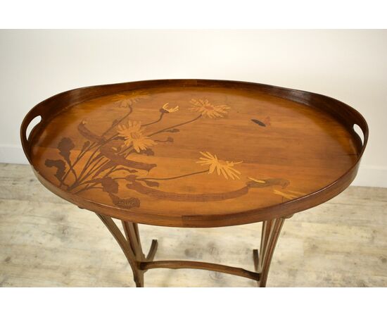 Elegante tavolino a vassoio in legno finemente intarsiato, firmato Emile Gallè (1846-1904), Francia 
