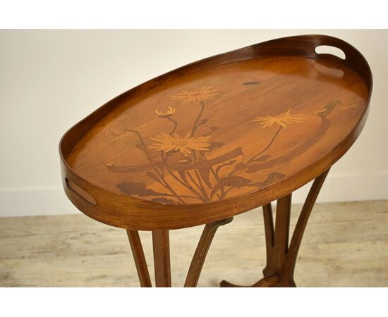 Elegante tavolino a vassoio in legno finemente intarsiato, firmato Emile Gallè (1846-1904), Francia 