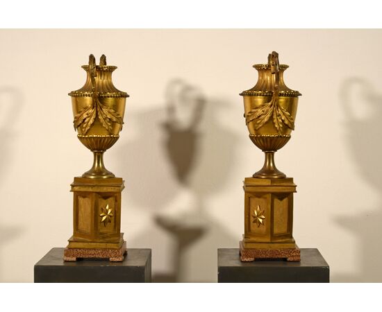 Coppia di grandi vasi Neoclassici in bronzo dorato, Italia fine XVIII secolo