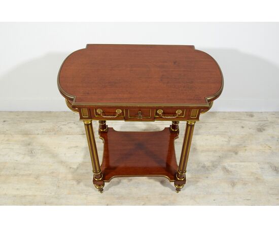 Particolare tavolino da centro in legno di mogano, Francia, primi anni del XIX secolo