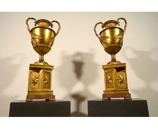 Coppia di grandi vasi Neoclassici in bronzo dorato, Italia fine XVIII secolo