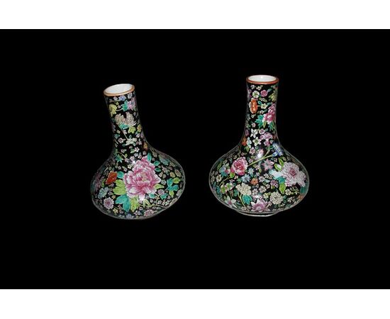 Coppia di vasi monofiore cinesi riccamente decorati motivo floreale