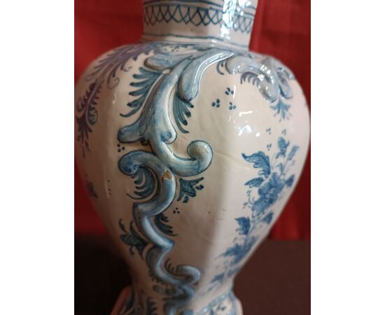 grande vaso bianco/blu in maiolica con tappo decorato 