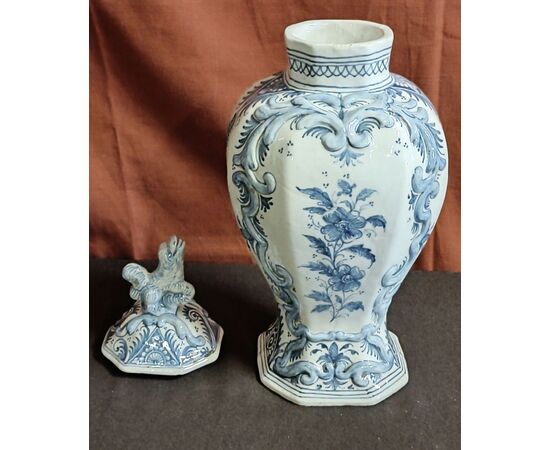 grande vaso bianco/blu in maiolica con tappo decorato 
