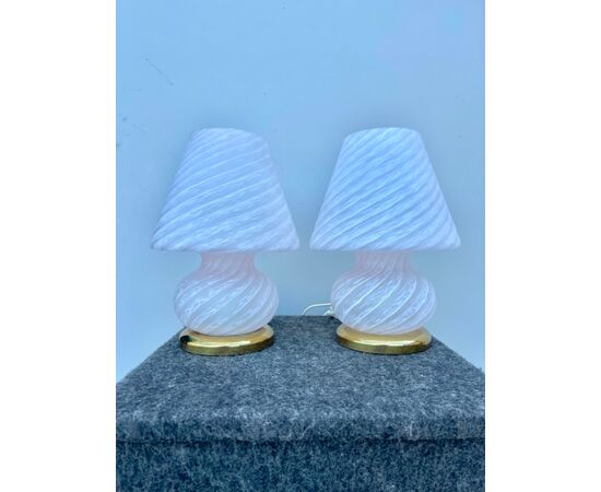 Coppia di lampade in vetro soffiato ‘pettinato’ lattimo.Murano