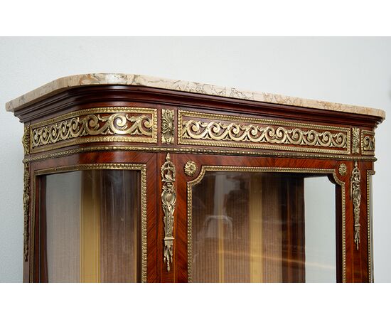 Vetrina antica Napoleone III Francese in legni esotici pregiati con piano in marmo. Periodo XIX secolo.