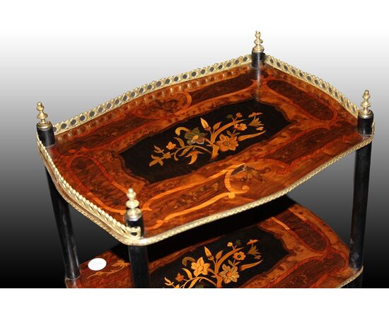 Piccolo tavolino etagere francese stile Napoleone III riccamente intarsiato