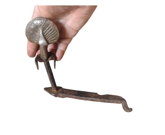 Raro chiavistello in ferro forgiato ed inciso XVII secolo 