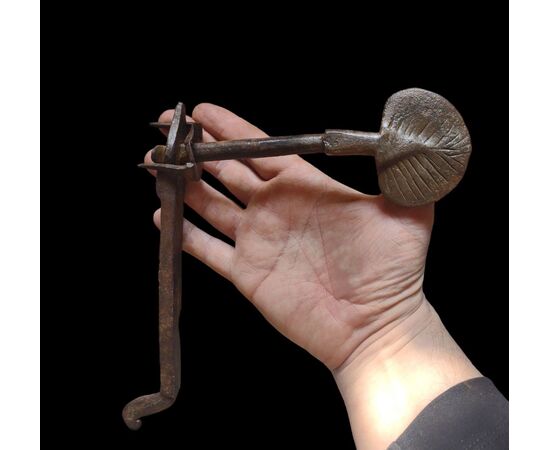 Raro chiavistello in ferro forgiato ed inciso XVII secolo 