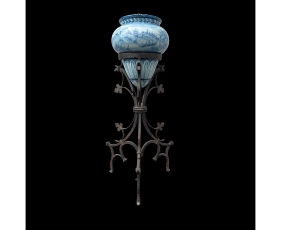 Vaso in maiolica con decoro stile Savona e sostegno in ferro battuto originale.Manifattura Cantagalli.Firenze.