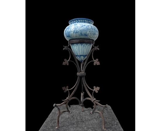 Vaso in maiolica con decoro stile Savona e sostegno in ferro battuto originale.Manifattura Cantagalli.Firenze.