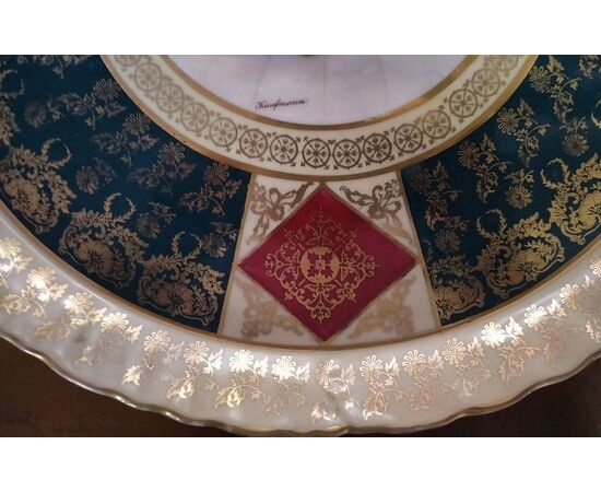Grande vassoio in porcellana manifattura vienna del 180 decorato con una scena di ispirazione neoclassica