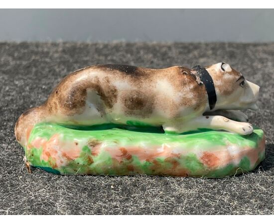 Figura di cane in porcellana policroma.Manifattura di Jacob Petit.Francia.