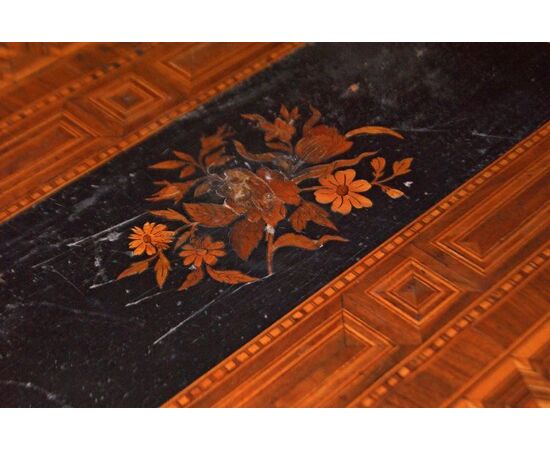 Tavolino italiano sorrentino di inizio 1800 con intarsio floreale in legno di noce