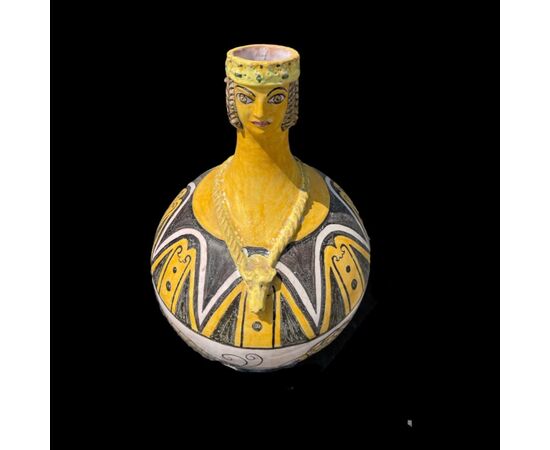 Vaso versatoio in maiolica con figura antropomorfa e manico intrecciato.Sicilia .