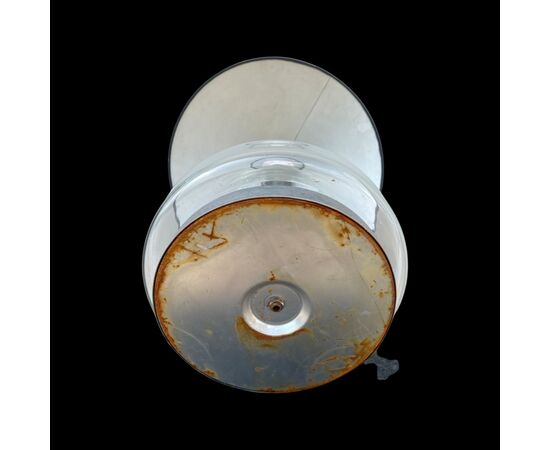 Lampada in vetro con fusto in metallo con sfera.