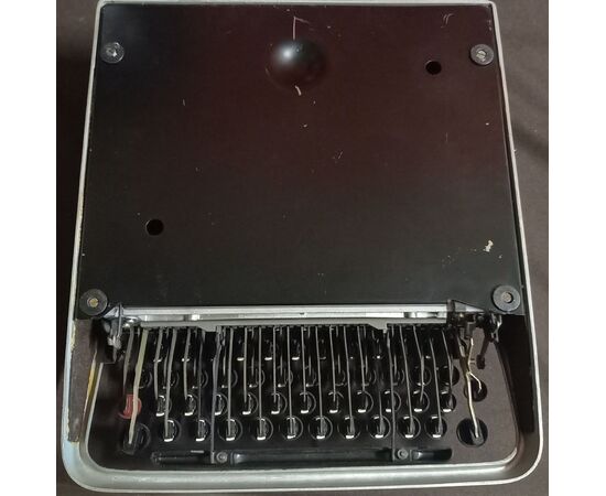 macchina da scrivere Olivetti lettera 22