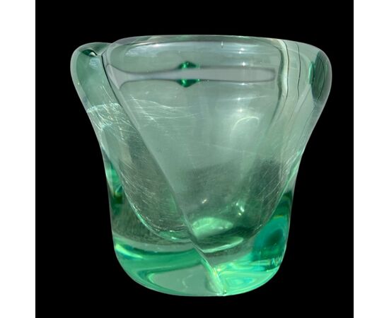 Vaso in cristallo verde pesante a forma trilobata.Manifattura Daum.Francia.