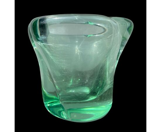 Vaso in cristallo verde pesante a forma trilobata.Manifattura Daum.Francia.