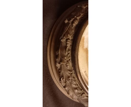 antico barometro circolare in bronzo