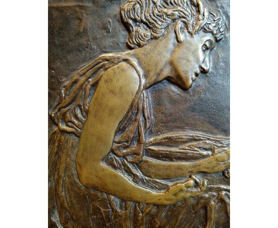 La culla è una scultura in bronzo, realizzata nel 1906 dall'artista Leonardo Bistolfi. (Misure: 42 cm x 39 cm).  Epoca : Novecento La culla è una scultura in bronzo, realizzata nel 1906 dall'artista Leonardo Bistolfi. Il bassorilievo si trovava alla 