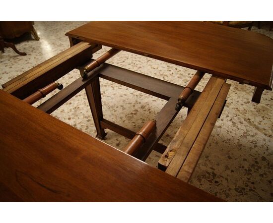 Antico tavolo italiano del 1900 allungabile stile Decò in noce