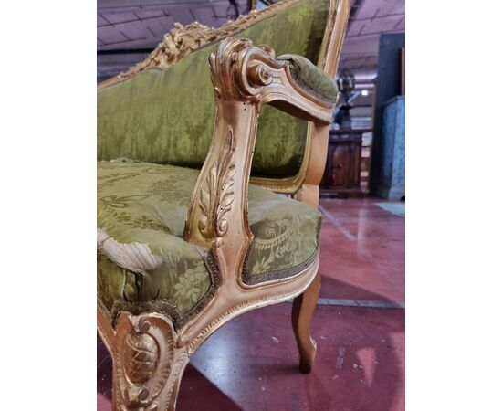 Elegante divano in legno intagliato e dorato