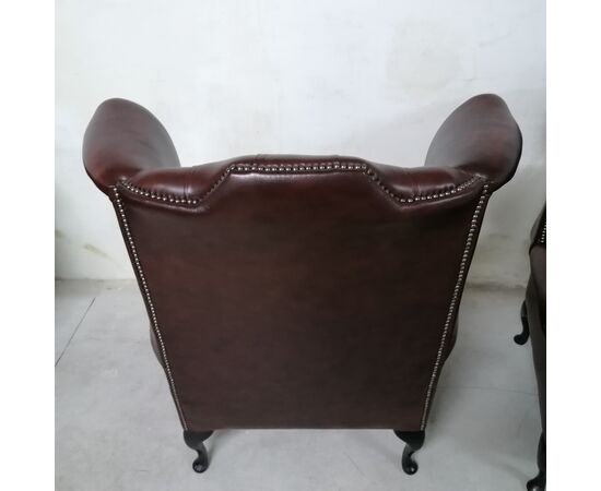 Pair of English chesterfield Queen Anne armchairs original new in antique brown leather     