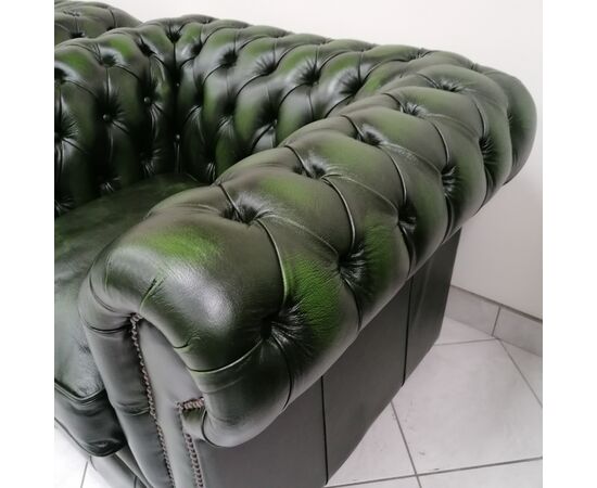 Pair of English chesterfield club armchairs, new original, in antiqued green leather     