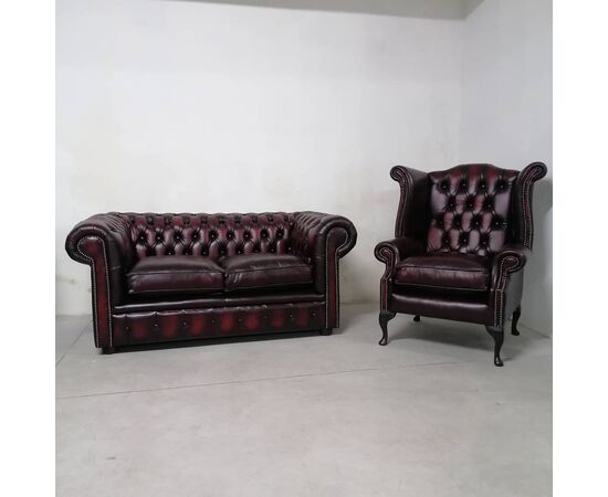 New original Chesterfield English set in antiqued burgundy red leather: two-seater club sofa and Queen Anne armchair     