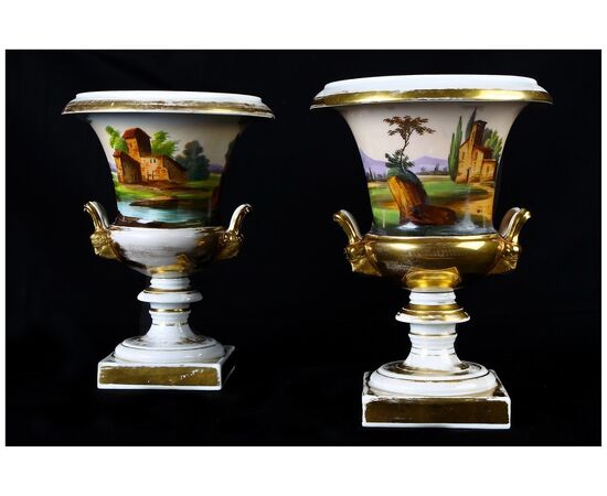 Coppia di vasi a cratere in porcellana francese decorata