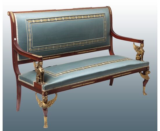 Meraviglioso divano francese in mogano stile Impero di metà 1800 con ricche applicazioni in bronzo