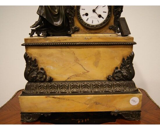 Antico orologio da tavolo francese del 1800 stile Impero in bronzo e marmo giallo Siena