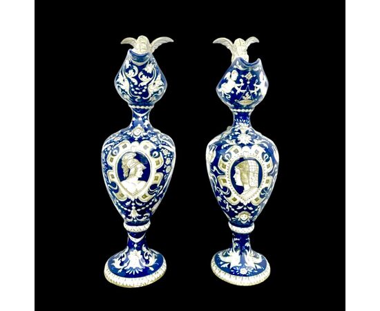 Coppia di vasi in maiolica con manici a forma di drago e decoro a raffaellesche su sfondo blu.Manifattura Molaroni.Pesaro.