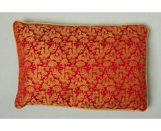Cuscino con tessuto a fondo rosso ed oro - B/2437 -