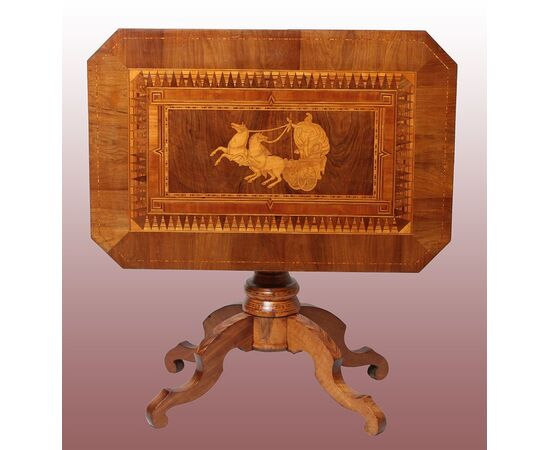 Tavolino sorrentino italiano del 1800 con stupendo intarsio uomo a guida di una biga con cavalli