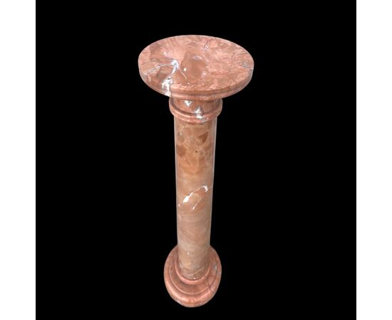 Colonna in marmo rosa a due corpi con venature.Base e capitello sagomati.