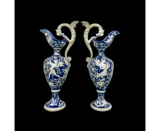 Coppia di vasi in maiolica con manici a forma di drago e decoro a raffaellesche su sfondo blu.Manifattura Molaroni.Pesaro.