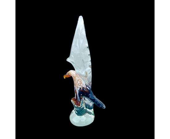 Aquila in vetro sommerso pesante con inclusioni a macchie.Manifattura A.Ve.M Murano.