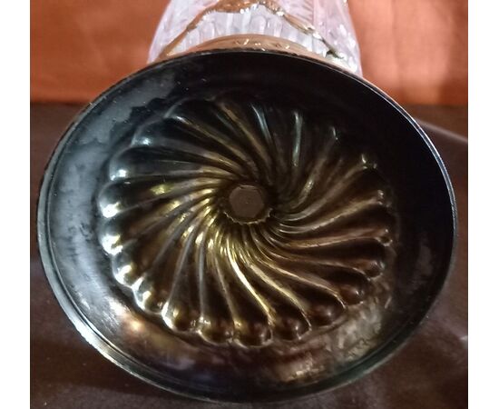 vaso in cristallo con decorazioni in metallo argentato